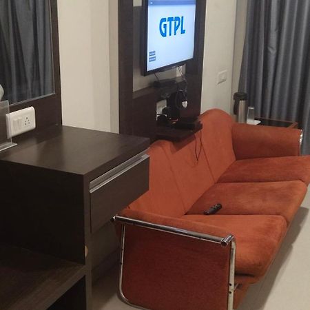 Hotel Park Land Ahmedabad Eksteriør billede