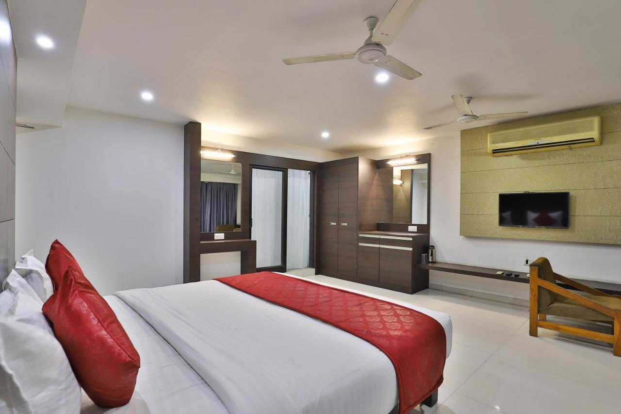 Hotel Park Land Ahmedabad Eksteriør billede