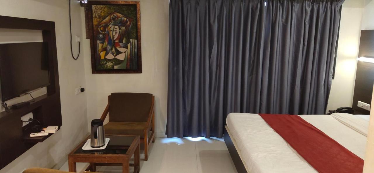 Hotel Park Land Ahmedabad Eksteriør billede
